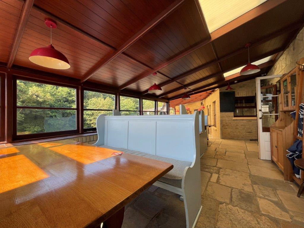 Lot: 98 - SEAFRONT PUBLIC HOUSE WITH STUNNING VIEWS AND OWNER/MANAGER LIVING ACCOMMODATION OVER - One of the many seating places